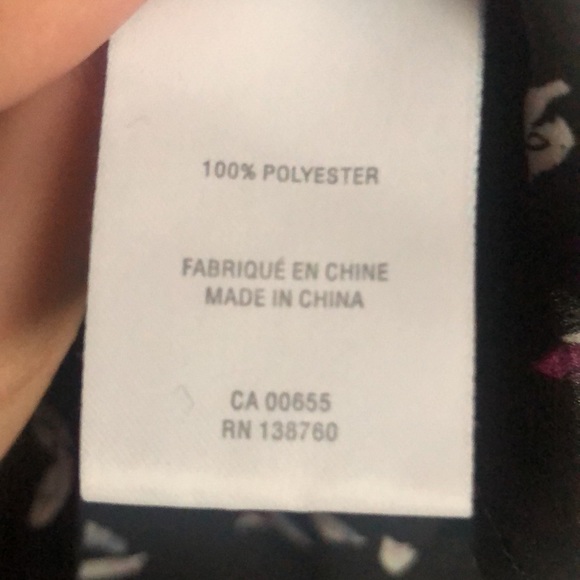 Reitmans flutter sleeve button up, abstract leaf motif, upper front chest pleats - Picture 5 of 6